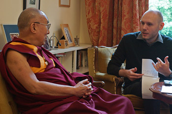 Далай-лама дал интервью корреспонденту «Таймс» в Кембридже и встретился со школьниками в Лондоне
