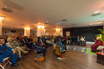 Далай-лама встретился с тибетцами и прочел публичную лекцию на «Арене О2» в Лондоне