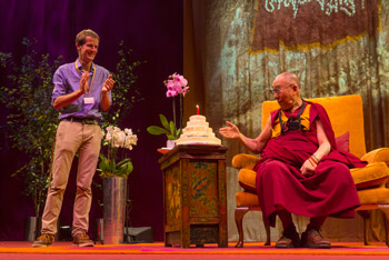Далай-лама встретился с тибетцами, сторонниками дела Тибета и прочел публичную лекцию на «Арене О2» в Лондоне