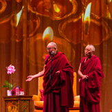 Далай-лама встретился с тибетцами, сторонниками дела Тибета и прочел публичную лекцию на «Арене О2» в Лондоне