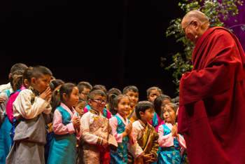 Далай-лама встретился с тибетцами и прочел публичную лекцию на «Арене О2» в Лондоне