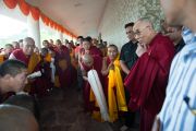 Его Святейшество Далай-лама здоровается с тибетскими монахами и своими почитателями в Каршни-ашраме. Тримбакешвар, штат Махараштра, Индия. 30 августа 2015 г. Фото: Тензин Чойджор (офис ЕСДЛ)