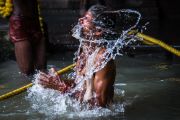 Садху совершает омовение в священном водоеме храма Тримбакешвар. Тримбакешвар, штат Махараштра, Индия. 30 августа 2015 г. Фото: Тензин Чойджор (офис ЕСДЛ)