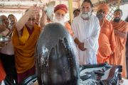 Его Святейшество Далай-лама участвует в индуистских ритуалах в Каршни-ашраме. Тримбакешвар, штат Махараштра, Индия. 31 августа 2015 г. Фото: Тензин Чойджор (Офис ЕСДЛ)