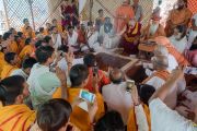 Его Святейшество Далай-лама участвует в ритуале подношения огня в Каршни-ашраме. Тримбакешвар, штат Махараштра, Индия. 31 августа 2015 г. Фото: Тензин Чойджор (Офис ЕСДЛ)