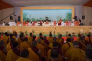 Его Святейшество Далай-лама во время встречи с практикующими садханы, философами и учеными в Каршни-ашраме. Тримбакешвар, штат Махараштра, Индия. 31 августа 2015 г. Фото: Тензин Чойджор (Офис ЕСДЛ)