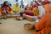 Его Святейшество Далай-лама участвует в ритуале совершения подношений божеству Ганеше в Каршни-ашраме. Тримбакешвар, штат Махараштра, Индия. 31 августа 2015 г. Фото: Тензин Чойджор (Офис ЕСДЛ)
