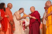 Его Святейшество Далай-лама дарит статую Будды Шри-Рамеш-Бхай-Одже по случаю его дня рождения. Тримбакешвар, штат Махараштра, Индия. 31 августа 2015 г. Фото: Тензин Чойджор (Офис ЕСДЛ)