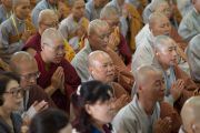 Слушател приветствуют Его Святейшество Далай-ламу в начале второго дня учения для буддистов из Юго-Восточной Азии. Дхарамсала, Индия. 8 сентября 2015 г. Фото: Тензин Чойджор (офис ЕСДЛ)
