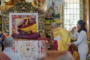 Его Святейшество Далай-лама слушает вопрос во время учений для буддистов из Юго-Восточной Азии. Дхарамсала, Индия. 8 сентября 2015 г. Фото: Тензин Чойджор (офис ЕСДЛ)
