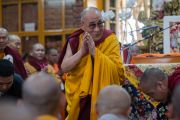 Его Святейшество Далай-лама здоровается с аудиторией в главном тибетском храме в начале второго дня учения для буддистов из Юго-Восточной Азии. Дхарамсала, Индия. 8 сентября 2015 г. Фото: Тензин Чойджор (офис ЕСДЛ)
