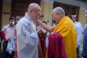 Его Святейшество Далай-лама и досточтимый Джин-ок из Южной Кореи перед началом учений для буддистов из Юго-Восточной Азии. Дхарамсала, Индия. 8 сентября 2015 г. Фото: Тензин Чойджор (офис ЕСДЛ)