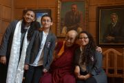 Его Святейшество Далай-лама и школьники, задававшие ему вопросы на встрече в Доме Родса. Оксфорд, Великобритания. 14 сентября 2015 г. Фото: Джереми Рассел (офис ЕСДЛ)