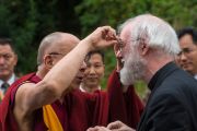 Его Святейшество Далай-лама шутливо приветствует лорда Роуэна Уильмса, бывшего архиепископа Кентерберийского, по прибытии в колледж Магдалины в кмбриджском университете. Кембридж, Великобритания. 15 сентября 2015 г. Фото: Иан Камминг