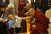 В перерыве диалога в колледже Магдалины Его Святейшество Далай-лама здоровается с маленьким мальчиком. Кембридж, Великобритания. 16 сентября 2015 г. Фото: Джереми Рассел (офис ЕСДЛ)