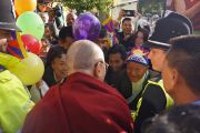 Сторонники и почитатели Его Святейшества Далай-ламы встречают тибетского духовного лидера во дворе колледжа Магдалины. Кембридж, Великобритания. 16 сентября 2015 г. Фото: Джереми Рассел (офис ЕСДЛ)