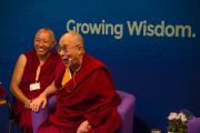 Его Святейшество Далай-лама выступает на второй сессии диалога "Взращивать мудрость, изменять людей" в колледже Магдалины. Кембридж, Великобритания. 16 сентября 2015 г. Фото: Иан Камминг