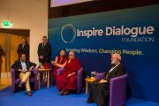 Его Святейшество Далай-лама выступает на второй сессии диалога "Взращивать мудрость, изменять людей" в колледже Магдалины. Кембридж, Великобритания. 16 сентября 2015 г. Фото: Иан Камминг