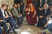 Его Святейшество Далай-лама принимает участие в обсуждении в одной из рабочих групп в первый день диалога "Взращивать мудрость, изменять людей" в колледже Магдалины. Кембридж, Великобритания. 16 сентября 2015 г. Фото: Джереми Рассел
