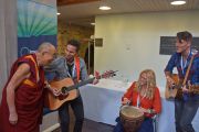 Его Святейшество Далай-лама общается с музыкантами, игравшими в холле во время перерыва диалога в колледже Магдалины. Кембридж, Великобритания. 16 сентября 2015 г. Фото: Джереми Рассел (офис ЕСДЛ)