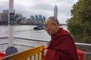 Его Святейшество Далай-лама на причале Миллбэнк в ожидании парома, на котором он должен отправиться к стадиону О2. Лондон, Великобритания. 19 сентября 2015 г. Фото: Джереми Рассел (офис ЕСДЛ)