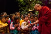 Его Святейшество Далай-лама благодарит тибетских детей за выступление перед началом его лекции на стадионе О2. Лондон, Великобритания. 19 сентября 2015 г. Фото: Иан Камминг