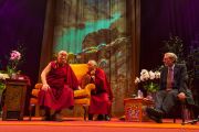 Его Святейшество Далай-лама, переводчик геше Таши Церинг и Дэн Гоулман во время сессии вопросов и ответов. Лондон, Великобритания. 19 сентября 2015 г. Фото: Иан Камминг