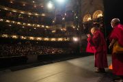 Его Святейшество Далай-лама прощается со зрителями после своей лекции об ахимсе в театре "Колизей". Лондон, Великобритания. 20 сентября 2015 г. Фото: Иан Камминг