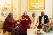 Его Святейшество Далай-лама беседует с братьями Хиндуджа в их резиденции. Лондон, Великобритания. 20 сентября 2015 г. Фото: Иан Камминг