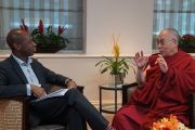 Клайв Майри, корреспондент Би-Би-Си, берет интервью у Его Святейшества Далай-ламы. Лондон, Великобритания. 20 сентября 2015 г. Фото: Джереми Рассел (офис ЕСДЛ)