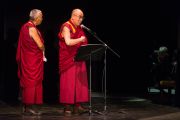 Его Святейшество Далай-лама выступает с лекцией в театре "Колизей". Лондон, Великобритания. 20 сентября 2015 г. Фото: Иан Камминг