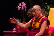 Его Святейшество Далай-лама отвечает на вопросы из зала во время лекции об ахимсе в театре "Колизей". Лондон, Великобритания. 20 сентября 2015 г. Фото: Иан Камминг