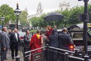 Его Святейшество Далай-лама машет рукой своим сторонникам, выходя из здания Палаты лордов. Лондон, Великобритания. 21 сентября 2015 г. Фото: Джереми Рассел (офис ЕСДЛ)