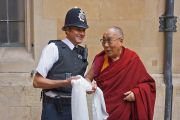 У входа в Палату лордов лондонский полицейский встречает Его Святейшество Далай-ламу традиционным тибетским хадаком. Лондон, Великобритания. 21 сентября 2015 г. Фото: Джереми Рассел (офис ЕСДЛ)