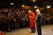 Его Святейшество Далай-лама прощается с залом в театре "Лицеум" по завершению программы "Действовать во имя счастья". Лондон, Великобритания. 21 сентября 2015 г. Фото: Джереми Рассел (офис ЕСДЛ)