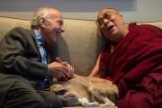 Его Святейшество Далай-лама со своим старым другом китаеведом Джонатаном Мирским. Лондон, Великобритания. 21 сентября 2015 г. Фото: Иан Камминг