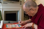 Его Святейшество Далай-лама расписывает на тибетской танке. Лондон, Великобритания. 21 сентября 2015 г. Фото: Иан Камминг