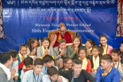 Его Святейшество Далай-лама фотографируется на память с учениками на праздновании 10-летия со дня основания школы "Мевонг Цуглак Петон". Дхарамсала, Индия. 10 октября 2015 г. Фото: Тензин Чойджор (офис ЕСДЛ)
