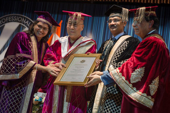 Его Святейшество Далай-лама стал почетным гостем на пятой церемонии вручения дипломов в Профессиональном университете Лавли