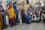 Его Святейшество Далай-лама здоровается с тибетцами во дворе храма Тхекчен Чолинг, где на праздник собралось более 7000 тысяч человек. Дхарамсала, Индия. 3 ноября 2015 г. Фото: Тензин Чойджор (офис ЕСДЛ)