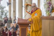 Его Святейшество Далай-лама обращается к собравшимся во дворе храма Тхекчен Чолинг. Дхарамсала, Индия. 3 ноября 2015 г. Фото: Тензин Чойджор (офис ЕСДЛ)