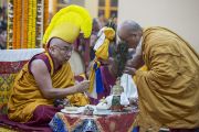 Настоятель монастыря Намгьял совершает подношения Его Святейшеству Далай-ламе во время молебна о долголетии тибетского духовного лидера в храме Тхекчен Чолинг. Дхарамсала, Индия. 3 ноября 2015 г. Фото: Тензин Чойджор (офис ЕСДЛ)