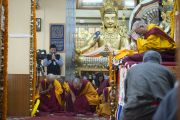 Его Святейшество Далай-лама проводит обряд зарождения бодхичитты перед начало учений в храме Тхекчен Чолинг. Дхарамсала, Индия. 3 ноября 2015 г. Фото: Тензин Чойджор (офис ЕСДЛ)