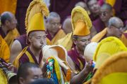 Монахи играют на ритуальных музыкальных инструментах во время подношения Его Святейшеству Далай-ламе молебна о долголетии в храме Тхекчен Чолинг. Дхарамсала, Индия. 3 ноября 2015 г. Фото: Тензин Чойджор (офис ЕСДЛ)