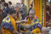 Подношение мандалы - часть молебна о долголетии Его Святейшества Далай-ламы в храме Тхекчен Чолинг. Дхарамсала, Индия. 3 ноября 2015 г. Фото: Тензин Чойджор (офис ЕСДЛ)
