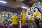 Его Святейшество Далай-лама у статуи Будды в храме Тхекчен Чолинг. Дхарамсала, Индия. 3 ноября 2015 г. Фото: Тензин Чойджор (офис ЕСДЛ)