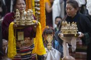 Тибетцы ожидают своей очереди совершать подношения Его Святейшеству Далай-ламе во время молебна о его долголетии в храме Тхекчен Чолинг. Дхарамсала, Индия. 3 ноября 2015 г. Фото: Тензин Чойджор (офис ЕСДЛ)
