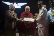 Его Святейшество Далай-лама вручает премию им. Абдула Калама "Сева Ратна". Ченнаи, штат Тамилнад, Индия. 9 ноября 2015 г. Фото: Тензин Чойджор (офис ЕСДЛ)