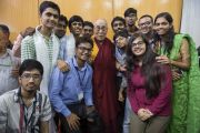 Его Святейшество Далай-лама фотографируется на память со студентами Индийского технологического института. Ченнаи, штат Тамиланд, Индий. 10 ноября 2015 г. Фото: Тензин Чойджон (офис ЕСДЛ)