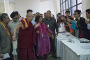 Его Святейшество Далай-лама приветствует гостей конференции и волонтеров в университете им. Джавахарлала Неру. Дели, Индия. 12 ноября 2015 г. Фото: Тензин Чойджор (офис ЕСДЛ)